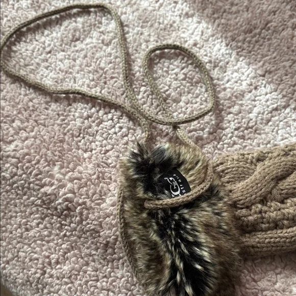 UGG Beige Knit Beanie and Mittens Set - Picture 4 of 6